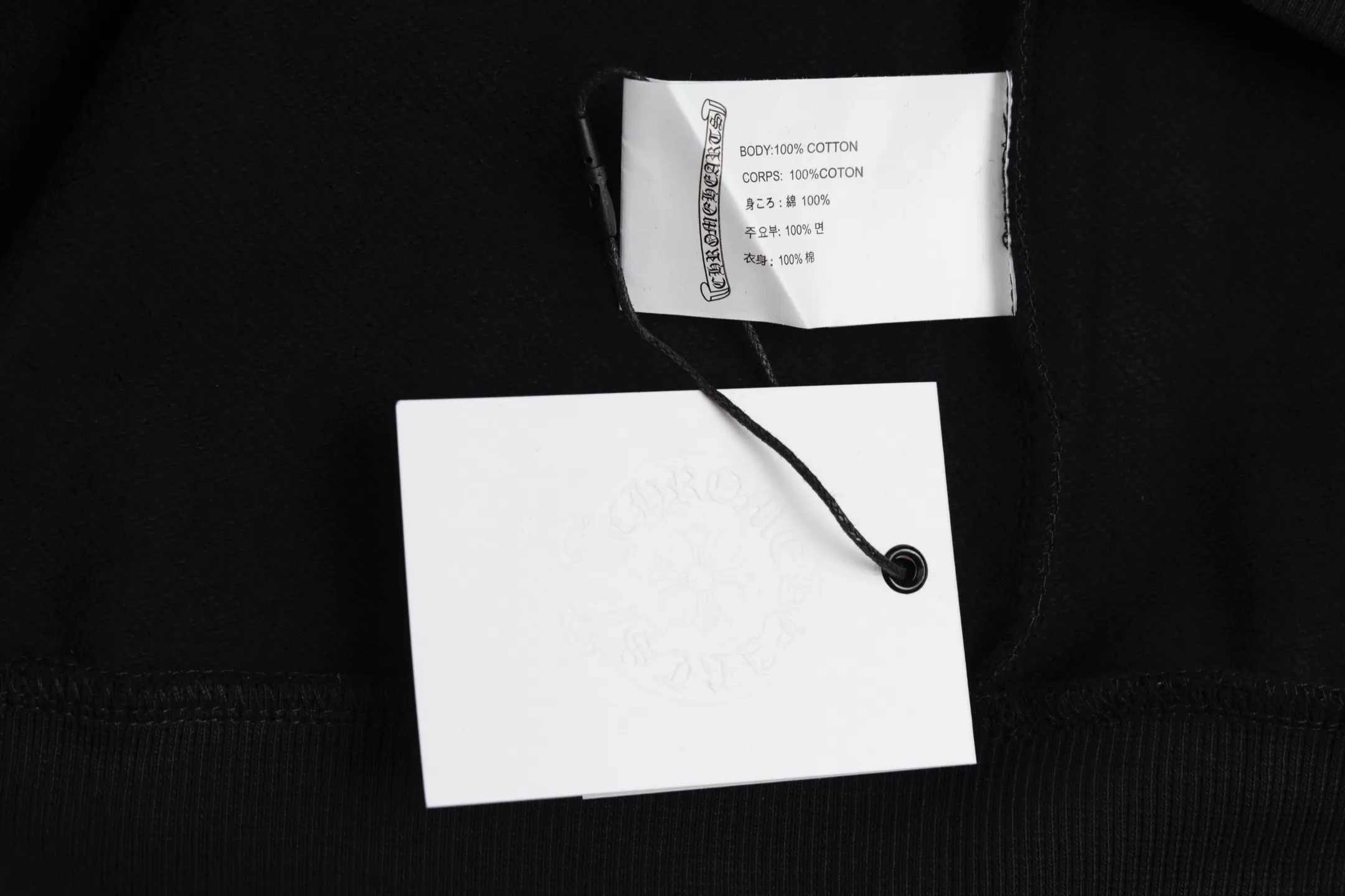 🅿️520 [Exclusive supply] CH Crow Heart New York City Limited Hooded Jacket The fabric is made of high-quality 42-count 380g pure cotton fabric, bringing a comfortable wearing experience. The sweatshirt is designed to be the same for men and women, in classic black color with the brand's iconic elements. The specially customized cross antique silver zipper pull shows the brand's luxurious details, and the zipper is smooth and durable. The imported ink printing process ensures three-dimensional and full patterns and long-lasting colors. As a city-limited element, the horseshoe print shows a unique New York style. The body is exquisitely tailored, and the hood design is practical and fashionable. The cuffs and hem are elasticated to improve warmth and stiffness. yb's customization process ensures that each sweater meets perfect shipping standards, and everything from fabric selection to finished product production is strictly controlled. This sweatshirt not only retains Chrome Hearts' consistent street luxury style, but also incorporates city-limited features. It is a boutique item with both collection value and daily wear. Size:S/M/L